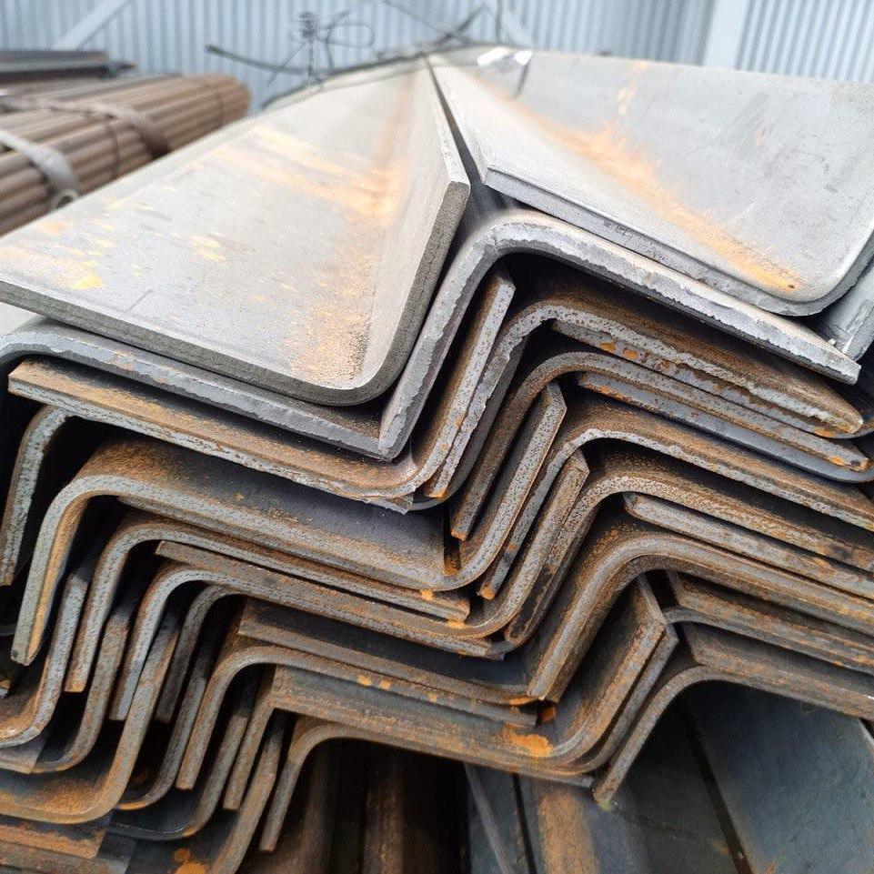 Уголок гнутый